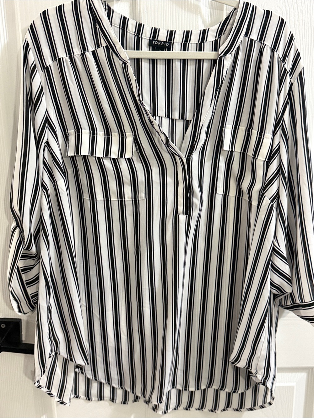 Torrid Blouse 3 Black White Striped Popover V Neck Roll Tab Sleeve Pockets - Picture 1 of 7
